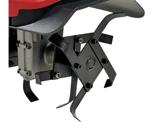 Detailansicht einer Motorhacke mit schwarzen Hackmessern