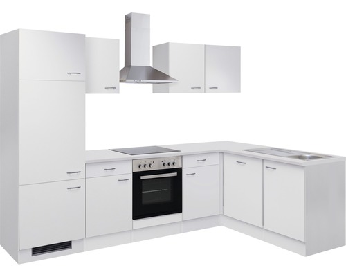 Weiße Eckküche mit Herd, Dunstabzugshaube und Spüle