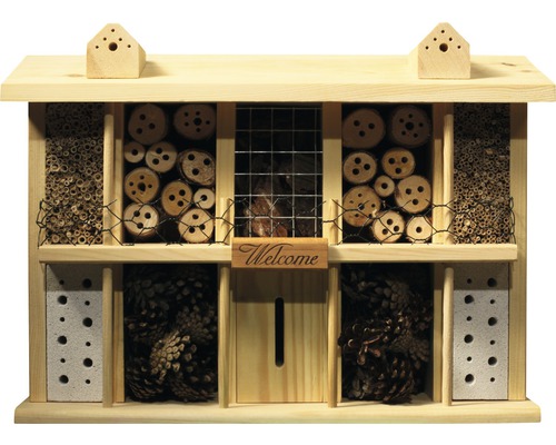 Insektenhotel aus Holz mit verschiedenen Füllmaterialien wie Kiefernzapfen und Holzzylinder