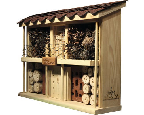 Insektenhotel aus Holz mit verschiedenen Füllmaterialien wie Tannenzapfen und Holzstücken