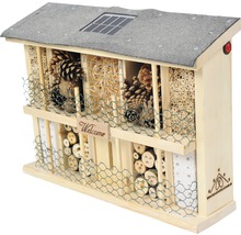 Insektenhotel aus Holz mit Solarpanel und verschiedenen Füllmaterialien zur Insektenförderung