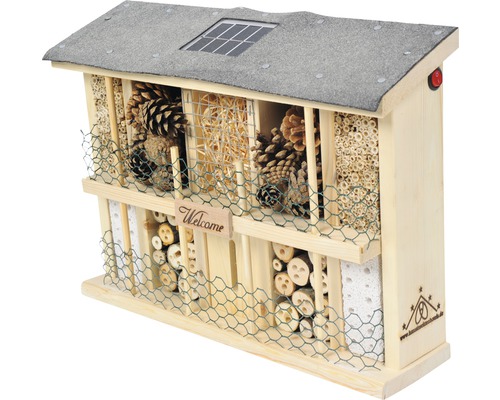 Insektenhotel aus Holz mit Solarpanel und verschiedenen Füllmaterialien zur Insektenförderung