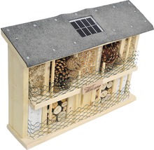 Insektenhotel aus Holz mit Solarpanel