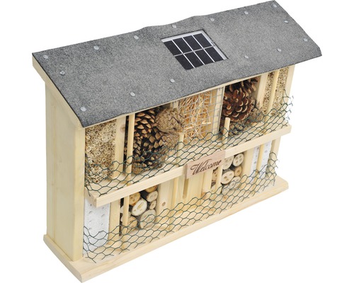 Insektenhotel aus Holz mit Solarpanel