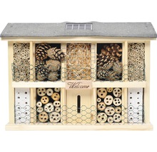 Insektenhotel aus Holz mit verschiedenen Füllmaterialien wie Kiefernzapfen und Bambus