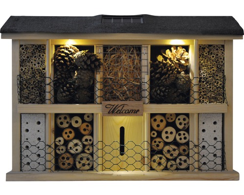 Insektenhotel aus Holz mit verschiedenen Füllmaterialien wie Stroh, Tannenzapfen und Holzstücken