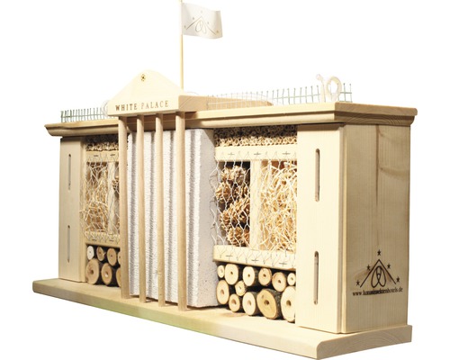 Insektenhotel im Design eines Palastes mit verschiedenen Füllmaterialien und einer Flagge