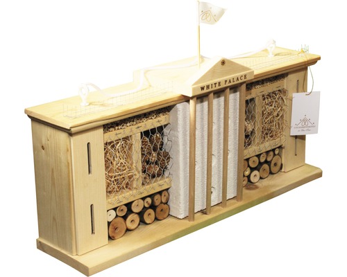 Insektenhotel im Stil eines Gebäudes mit dem Schriftzug White Palace