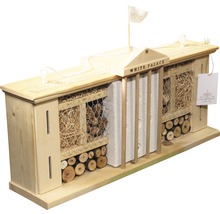 Insektenhotel in Form eines Palastes aus Holz mit Füllmaterialien