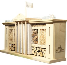 Insektenhotel im Design des Weissen Hauses mit verschiedenen Füllmaterialien zur Förderung der Artenvielfalt