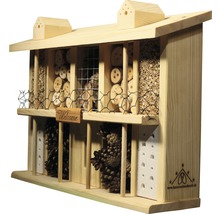 Insektenhotel aus Holz mit verschiedenen Füllmaterialien wie Holzscheiben, Kiefernzapfen und Röhrchen