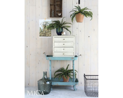 Dekoratives Interieur mit Regalwagen, Topfpflanzen und Kommode