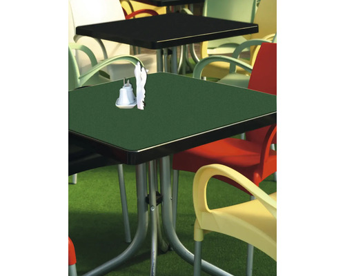 Szene mit Tischen und Stühlen für den Außenbereich