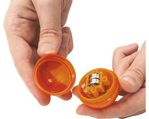 Katzenspielzeug Catit Senses 2.0 Fireball mit austauschbaren Batterien Geöffnete orangefarbene LED-Kugel mit Batterie in den Händen