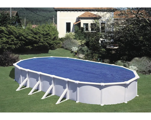 Ovaler Pool im Garten mit blauer Poolabdeckung