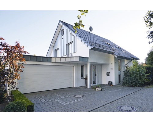 Modernes Einfamilienhaus mit Garage und gepflasterter Zufahrt