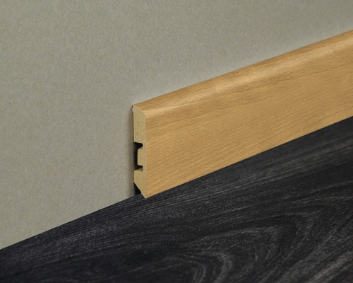 Sockelleiste aus Holz an einer Wand