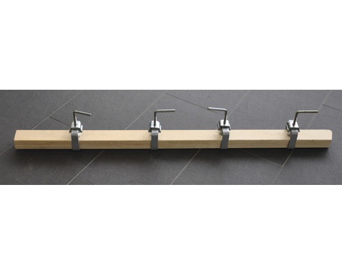 Holzbalken mit vier Klemmvorrichtungen