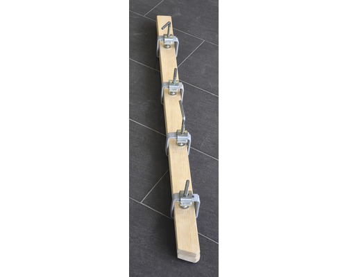 Holzbalken mit mehreren Schraubzwingen