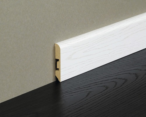 Weiße Holzfußleiste an einer Wand