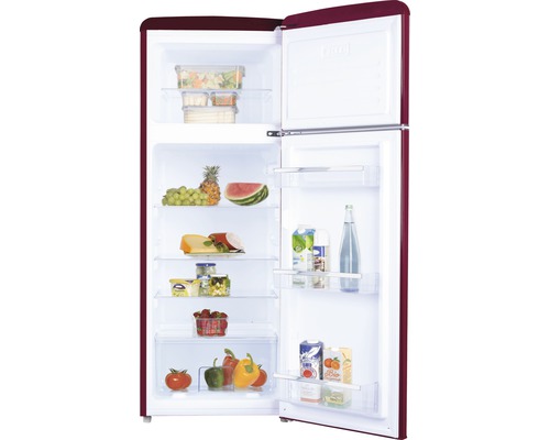 Geöffneter, bordeauxroter Kühlschrank gefüllt mit Lebensmitteln.