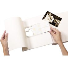 Fotoalbum mit Person, die ein Bild einfügt