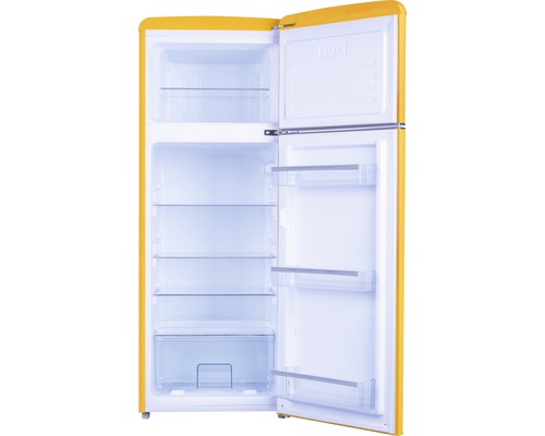 Geöffneter gelber Kühlschrank mit Regalen