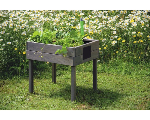 Hochbeet aus Holz mit Erdbeeren im Garten