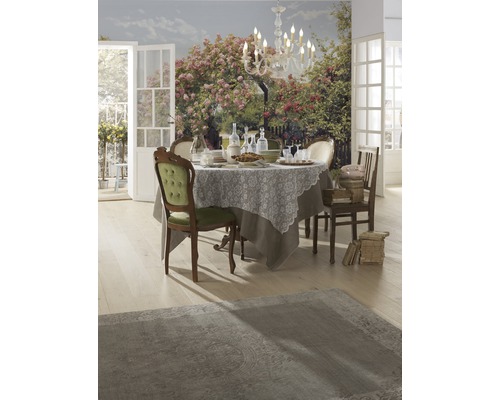 Esszimmer mit Esstisch, Stühlen, Teppich und Fototapete mit Gartenmotiv