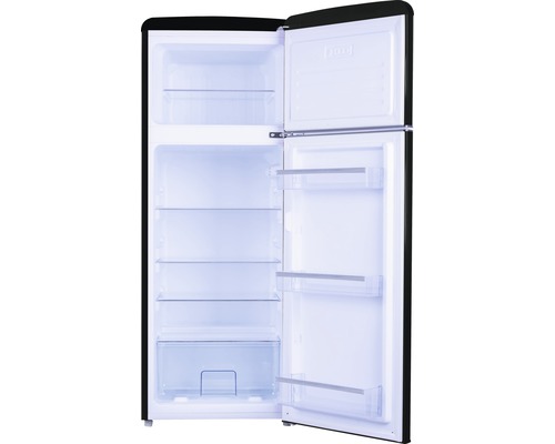 Geöffneter Kühlschrank mit Regalen