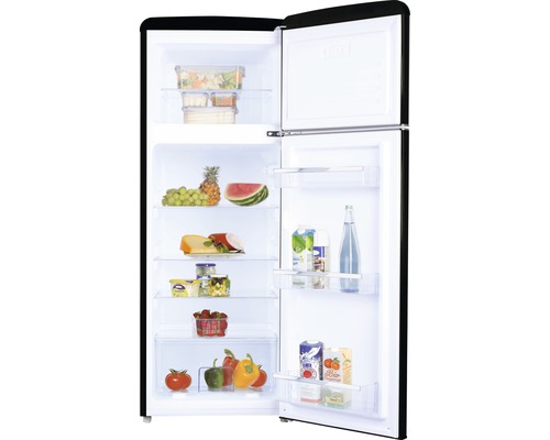 Geöffneter Kühlschrank mit Lebensmitteln auf den Regalen