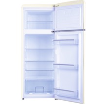 Geöffneter Kühlschrank mit Regalen