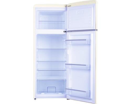 Geöffneter Kühlschrank mit Regalen