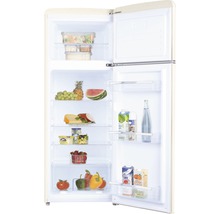 Geöffneter Kühlschrank mit Lebensmitteln auf den Regalen.