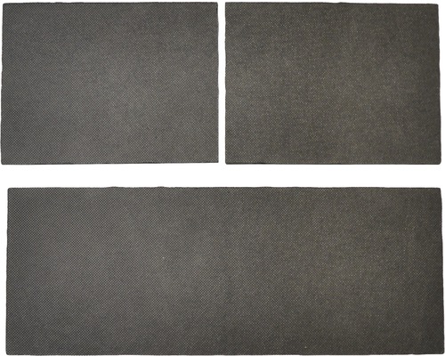 Drei dunkle Unkrautvlies-Stücke in verschiedenen Größen.