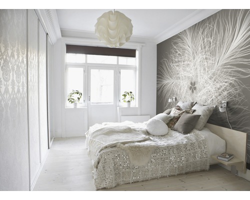 Helles Schlafzimmer mit Bett, Tapete und Schiebetürenschrank