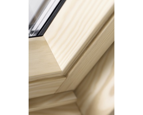 Detailansicht eines Dachfensters mit Holzrahmen
