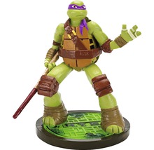 Donatello Teenage Mutant Ninja Turtle Figur mit Stock auf Kanaldeckel