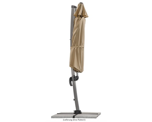 Geschlossener, beiger Ampelschirm mit Standfuß