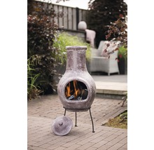 Chimenea aus Terrakotta mit offenem Feuer im Garten