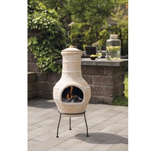 Gartenszene mit Terracotta-Terrassenofen auf einem Metallständer