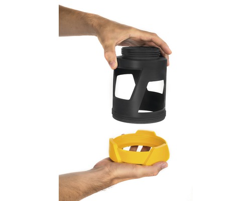 Zwei Produktteile werden von Händen gehalten. Schwarzes Gehäuse über gelbem Zubehörteil.