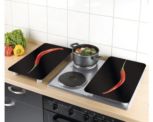 Herdabdeckplatten mit Chili-Motiv auf einem Kochfeld in der Küche