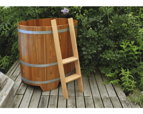 Holzbadewanne mit Leiter im Garten Holzbadewanne mit Leiter im Garten
