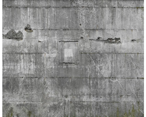 Graue Betonwand mit Beschädigungen und quadratischer Aussparung