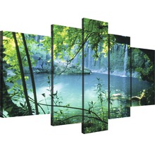 Mehrteiliges Wandbild mit einem Motiv von Wasserfällen in einem grünen Wald