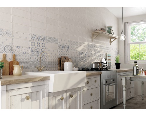 Helle Küche mit Wandfliesen im Vintage Design, Spüle und Holzarbeitsplatten