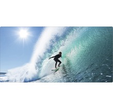Ein Surfer reitet auf einer Welle.