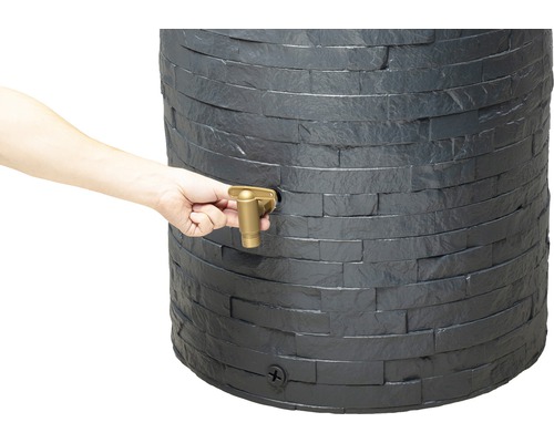 Regentonne mit Wasserhahn im Betrieb