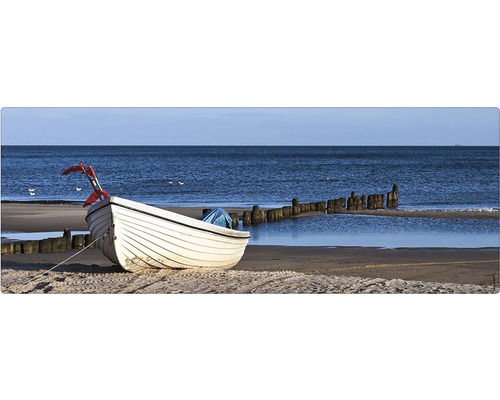 Badrückwand mySPOTTI aqua Boat 120x45 cm Ein weißes Boot liegt am Strand